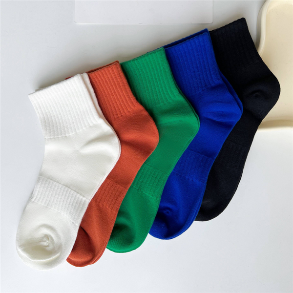 A pack of 5 Short Cylinder/Colorful SOCKS for Adults