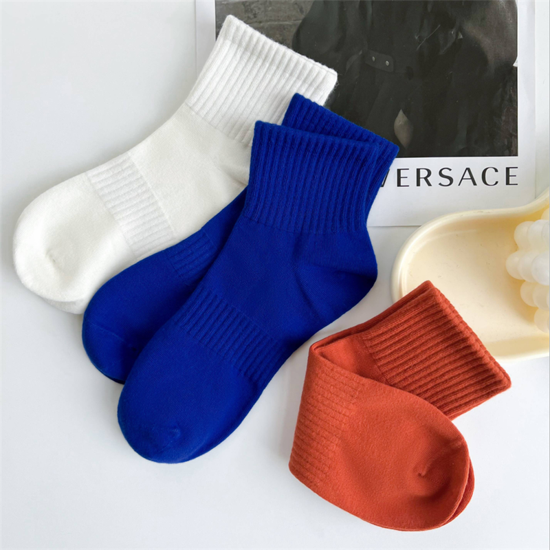 A pack of 5 Short Cylinder/Colorful SOCKS for Adults