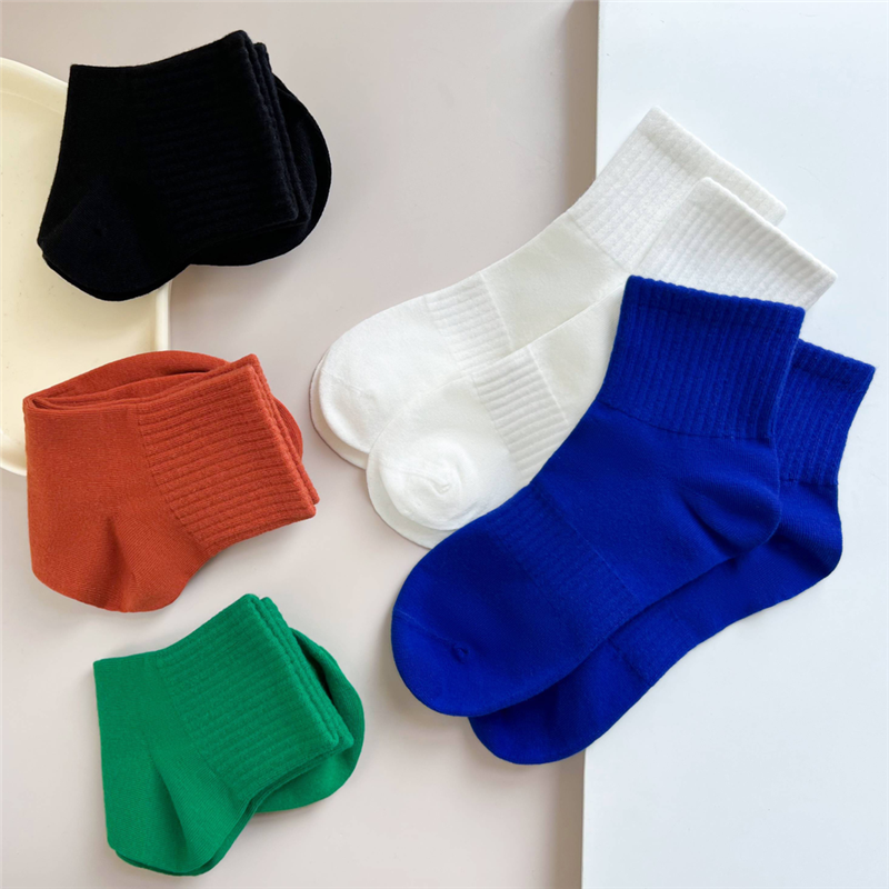 A pack of 5 Short Cylinder/Colorful SOCKS for Adults